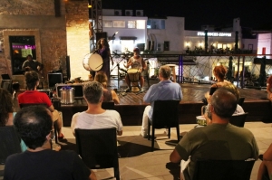 BODRUM'DAKİ SAĞLIK ÇALIŞANLARI USTA SANATÇI İLE RİTİM TUTTULAR