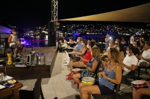 BODRUM'DAKİ SAĞLIK ÇALIŞANLARI USTA SANATÇI İLE RİTİM TUTTULAR