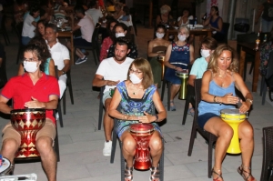 BODRUM'DAKİ SAĞLIK ÇALIŞANLARI USTA SANATÇI İLE RİTİM TUTTULAR