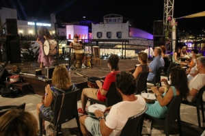 BODRUM'DAKİ SAĞLIK ÇALIŞANLARI USTA SANATÇI İLE RİTİM TUTTULAR