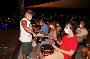 BODRUM'DAKİ SAĞLIK ÇALIŞANLARI USTA SANATÇI İLE RİTİM TUTTULAR