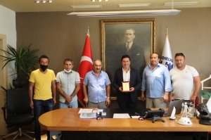 BAYDER'DEN BAŞKAN ARAS'A PLAKET