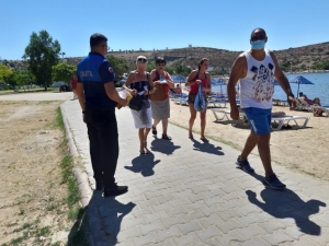 ZABITA ÖNCE UYARIP ARDINDAN MASKE VERİYOR