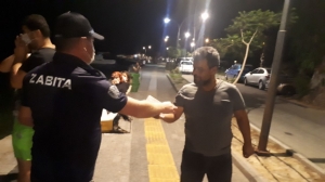 ZABITA ÖNCE UYARIP ARDINDAN MASKE VERİYOR