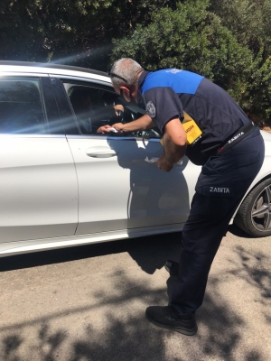 ZABITA ÖNCE UYARIP ARDINDAN MASKE VERİYOR