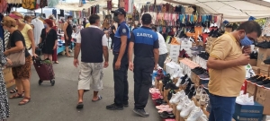 ZABITA ÖNCE UYARIP ARDINDAN MASKE VERİYOR