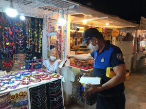 ZABITA ÖNCE UYARIP ARDINDAN MASKE VERİYOR