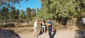 ZABITA ÖNCE UYARIP ARDINDAN MASKE VERİYOR