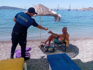 ZABITA ÖNCE UYARIP ARDINDAN MASKE VERİYOR