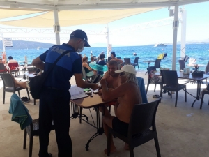 ZABITA ÖNCE UYARIP ARDINDAN MASKE VERİYOR