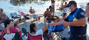 ZABITA ÖNCE UYARIP ARDINDAN MASKE VERİYOR