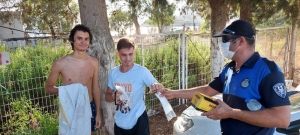 ZABITA ÖNCE UYARIP ARDINDAN MASKE VERİYOR