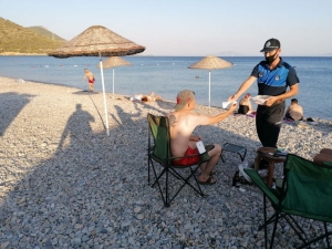 ZABITA ÖNCE UYARIP ARDINDAN MASKE VERİYOR