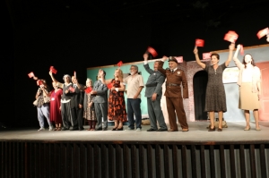 BODRUM BELEDİYESİ ŞEHİR TİYATROSU, SAĞLIK ÇALIŞANLARI İÇİN SAHNEDEYDİ