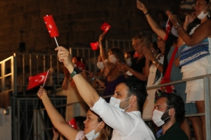 BODRUM BELEDİYESİ ŞEHİR TİYATROSU, SAĞLIK ÇALIŞANLARI İÇİN SAHNEDEYDİ