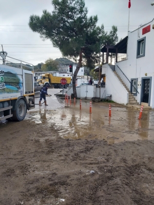 FEN İŞLERİNİN YOĞUN MESAİSİ, SEL VE TAŞKINLARI BÜYÜK ÖLÇÜDE ÖNLEDİ