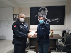 ATM'DE UNUTULAN PARAYI ZABITA MEMURU FARK ETTİ