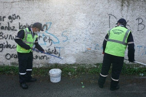 BELEDİYE EKİPLERİ GÖRÜNTÜ KİRLİLİĞİNE MÜDAHALE EDİYOR