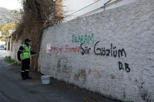 BELEDİYE EKİPLERİ GÖRÜNTÜ KİRLİLİĞİNE MÜDAHALE EDİYOR