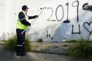BELEDİYE EKİPLERİ GÖRÜNTÜ KİRLİLİĞİNE MÜDAHALE EDİYOR