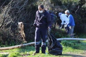 KEDİLER BESLENİP SAHİLDE TEMİZLİK ÇALIŞMASI YAPILDI