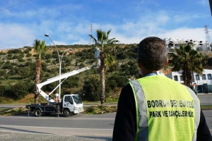 KISITLAMA GÜNLERİNDE BELEDİYE EKİPLERİ SAHADAYDI