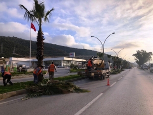 KISITLAMA GÜNLERİNDE BELEDİYE EKİPLERİ SAHADAYDI