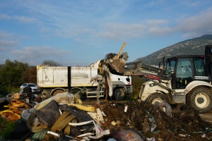 17 KAMYON HAFRİYAT VE ÇÖP TOPLANDI