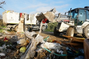 17 KAMYON HAFRİYAT VE ÇÖP TOPLANDI