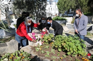 “MAVİ KADIN” SAYNUR GELENDOST MEZARI BAŞINDA ANILDI