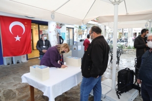 YAŞLILARA SAYGI HAFTASI’NDA CEVAT ŞAKİR KİTABI HEDİYE EDİLDİ