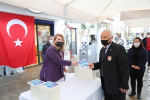 YAŞLILARA SAYGI HAFTASI’NDA CEVAT ŞAKİR KİTABI HEDİYE EDİLDİ