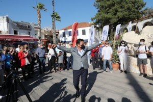 BODRUMLU SÜNGERCİLER ANISINA SÜNGER HEYKELİ AÇILIŞI YAPILDI