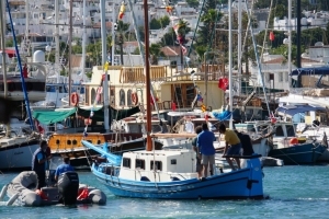 BODRUMLU SÜNGERCİLER ANISINA SÜNGER HEYKELİ AÇILIŞI YAPILDI