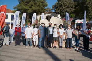 BODRUMLU SÜNGERCİLER ANISINA SÜNGER HEYKELİ AÇILIŞI YAPILDI