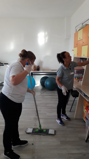 BELEDİYE EKİPLERİ OKULLARDA DEZENFEKSİYON ÇALIŞMASI BAŞLATTI