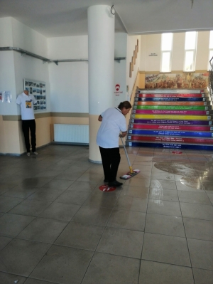 BELEDİYE EKİPLERİ OKULLARDA DEZENFEKSİYON ÇALIŞMASI BAŞLATTI