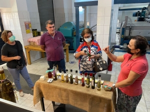 BELEDİYE YANGINDA ZARAR GÖRMÜŞ ZEYTİN AĞAÇLARININ SAĞLIKLI GELİŞMESİ İÇİN ÇALIŞIYOR