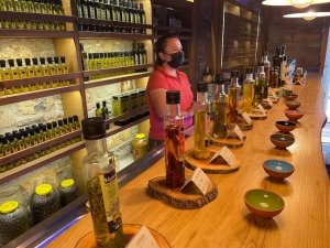 BELEDİYE YANGINDA ZARAR GÖRMÜŞ ZEYTİN AĞAÇLARININ SAĞLIKLI GELİŞMESİ İÇİN ÇALIŞIYOR