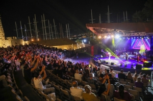 BODRUM BELEDİYESİ SARI YAZ KALE KONSERLERİ DERYA ULUĞ İLE BAŞLADI