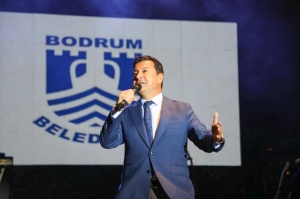 BODRUM BELEDİYESİ SARI YAZ KALE KONSERLERİ DERYA ULUĞ İLE BAŞLADI