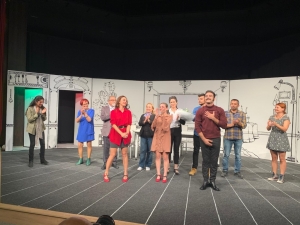 BODRUM BELEDİYESİ ŞEHİR TİYATROSU “KOCASINI PİŞİREN KADIN” OYUNU İLE PERDEYİ AÇTI