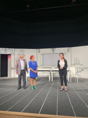 BODRUM BELEDİYESİ ŞEHİR TİYATROSU “KOCASINI PİŞİREN KADIN” OYUNU İLE PERDEYİ AÇTI