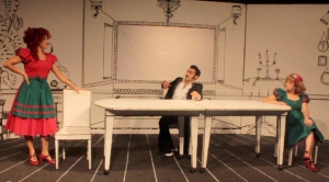 BODRUM BELEDİYESİ ŞEHİR TİYATROSU “KOCASINI PİŞİREN KADIN” OYUNU İLE PERDEYİ AÇTI