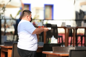 DOWN SENDROMLU YİĞİT, ÇALIŞMA AZMİYLE HERKESE ÖRNEK OLUYOR