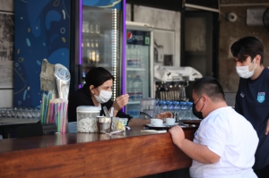 DOWN SENDROMLU YİĞİT, ÇALIŞMA AZMİYLE HERKESE ÖRNEK OLUYOR