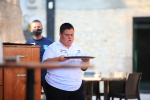 DOWN SENDROMLU YİĞİT, ÇALIŞMA AZMİYLE HERKESE ÖRNEK OLUYOR