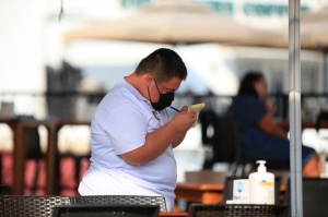 DOWN SENDROMLU YİĞİT, ÇALIŞMA AZMİYLE HERKESE ÖRNEK OLUYOR