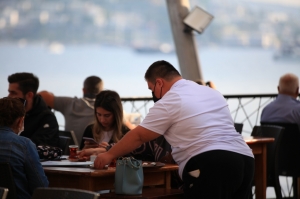 DOWN SENDROMLU YİĞİT, ÇALIŞMA AZMİYLE HERKESE ÖRNEK OLUYOR