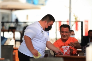 DOWN SENDROMLU YİĞİT, ÇALIŞMA AZMİYLE HERKESE ÖRNEK OLUYOR